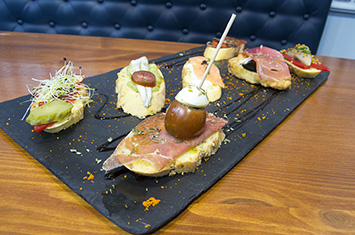 Queso con mermelada y piñones