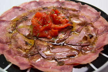 Lengua curada de ternera con pimientos asados