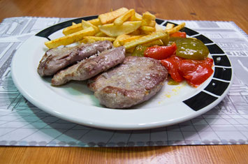 Solomillo de Ternera con patatas fritas y pimientos