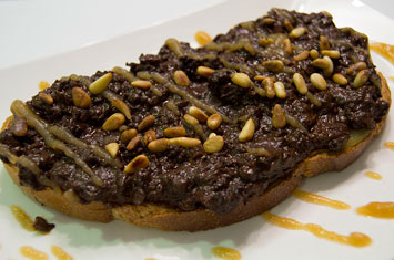 Morcilla con compota de manzana y piñones tostados