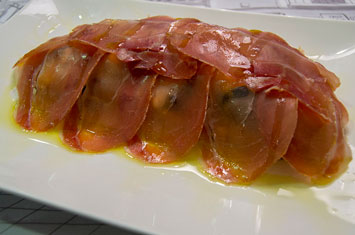 Jamón serrano con setas y salsa ali-oli